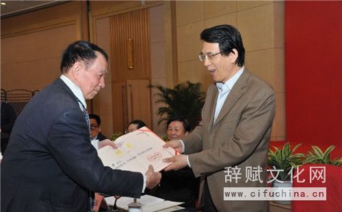 7、社长何建明为执行总编辑黄彦颁发聘书.jpg