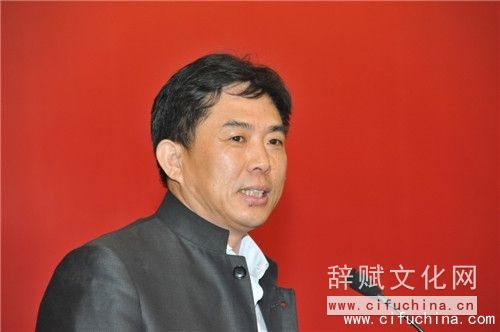 13、杂志出品人、副社长袁志敏介绍“百校万人学辞赋”活动（1）.jpg