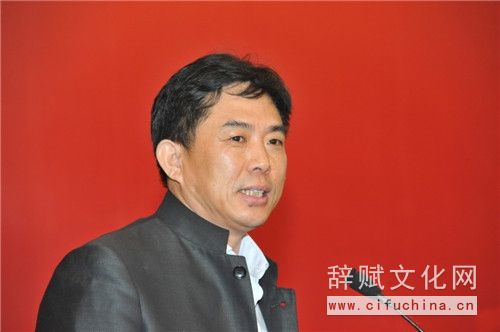 《中华辞赋》副社长、杂志出品人袁志敏介绍“百校万人学辞赋”活动.jpg