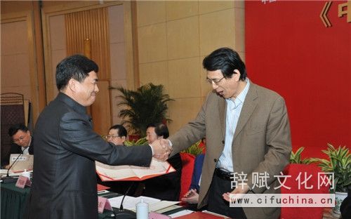 4.中国作家协会副主席、社长何建明与杂志出品人、副社长袁志敏合影.jpg